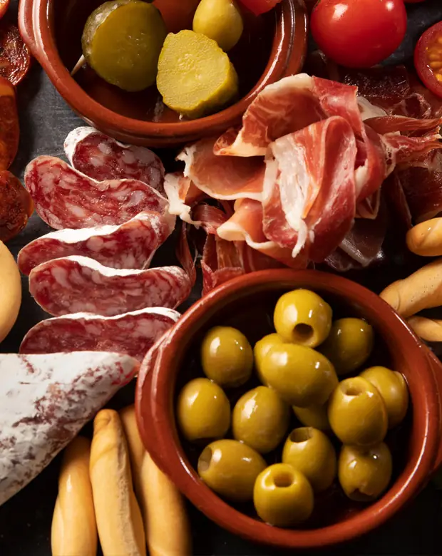 Tapas: embutido y aceitunas en la Cafetería Glissando de Elda